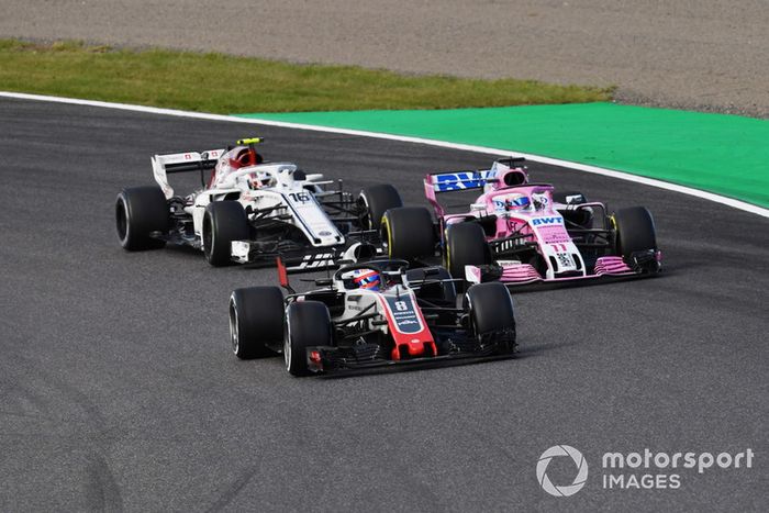 Romain Grosjean, Haas F1 Team VF-18, Sergio Perez, Racing Point Force India VJM11 y Charles Leclerc, Sauber C37 battle