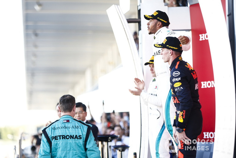 Podium : le second Valtteri Bottas, Mercedes AMG F1, le vainqueur Lewis Hamilton, Mercedes AMG F1, et le troisième Max Verstappen, Red Bull Racing