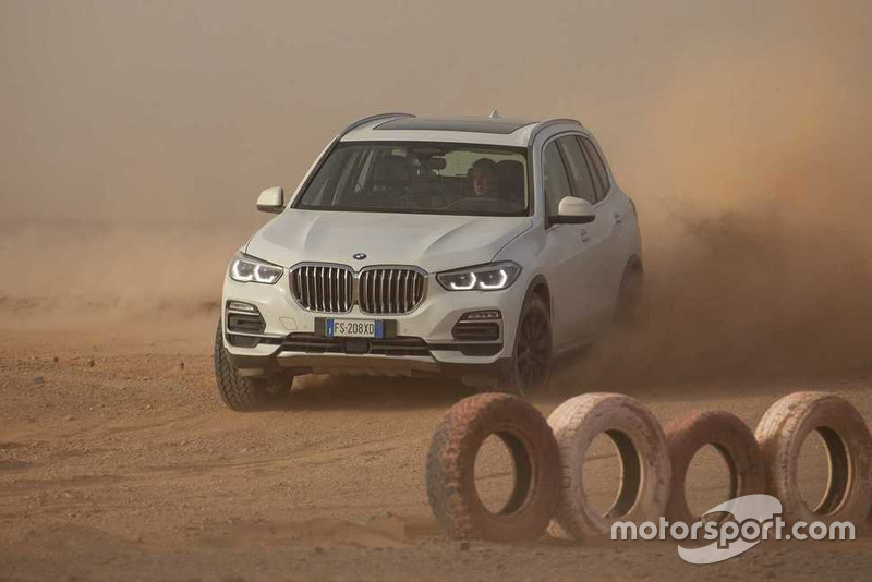 BMW X5 на пісочному треку Монці