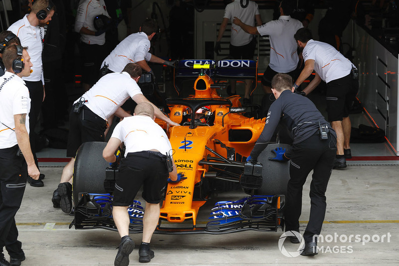 Stoffel Vandoorne, McLaren MCL33, is returned to the McLaren garage
