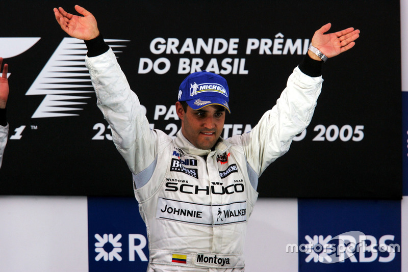 El ganador de la carrera Juan Pablo Montoya (COL) McLaren celebra en el podio