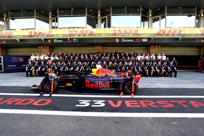 Max Verstappen, Red Bull Racing ve Daniel Ricciardo, Red Bull Racing takım fotoğrafında