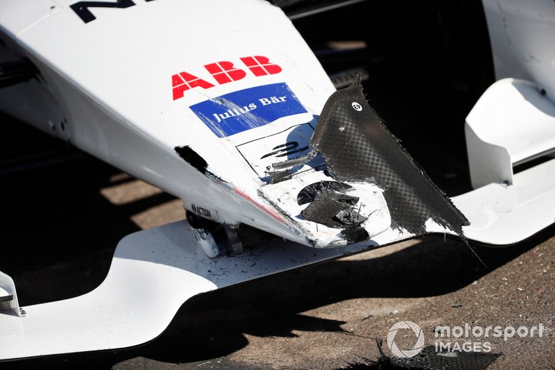 I danni sul muso della monoposto di Tom Dillmann, NIO Formula E Team, NIO Sport 004, dopo l'incidente in pit lane