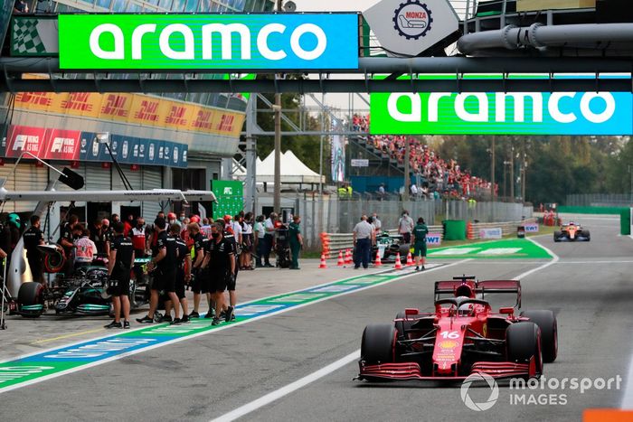 Charles Leclerc, Ferrari SF21, en pit lane