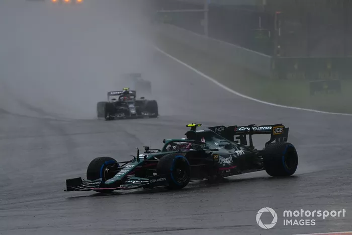 Sebastian Vettel, Aston Martin AMR21, Pierre Gasly, AlphaTauri AT02
