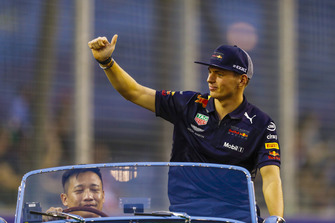 Max Verstappen, Red Bull Racing, zwaait tijdens de rijdersparade