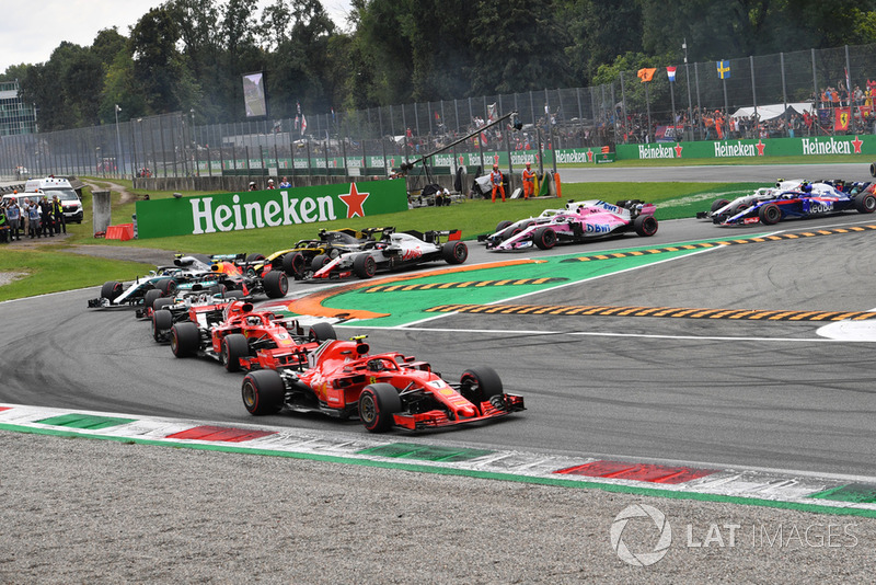 Kimi Raikkonen, Ferrari SF71H, Sebastian Vettel, Ferrari SF71H and Lewis Hamilton, Mercedes AMG F1 W09 at the start of the race
