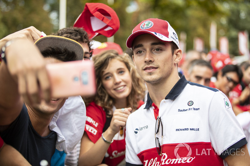 Charles Leclerc, Sauber fans selfie