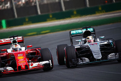 Lewis Hamilton, Mercedes AMG F1 Team W07, en Sebastian Vettel, Ferrari SF16-H, strijden om positie