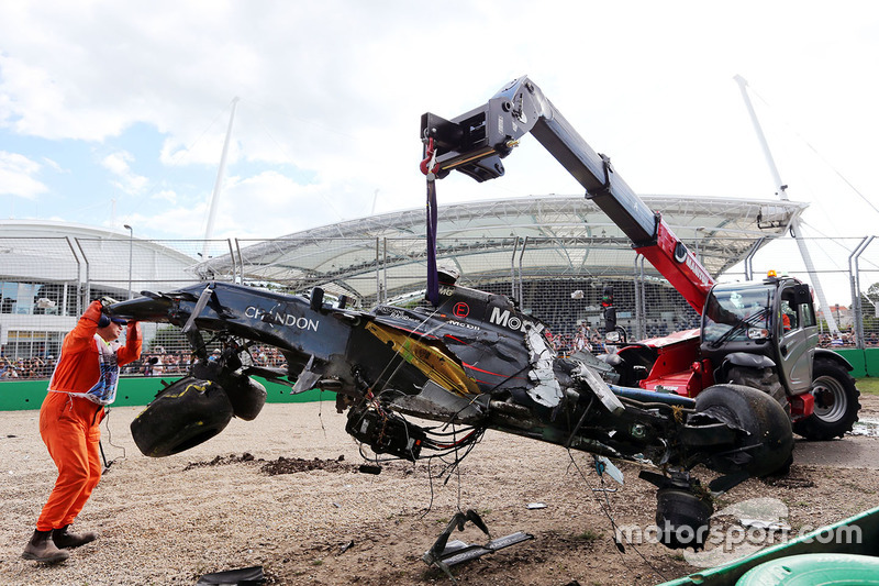 De McLaren MP4-31 van Fernando Alonso na crash