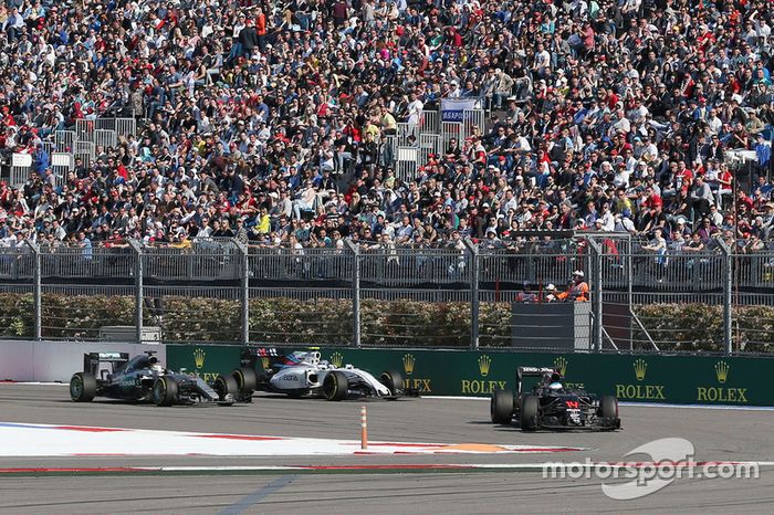 Fernando Alonso, McLaren MP4-31, Lewis Hamilton, Mercedes AMG F1 Team W07 y Valtteri Bottas, Williams FW38