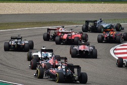 Kollision am Start: Sebastian Vettel, Ferrari SF16-H, und Kimi Räikkönen, Ferrari SF16-H