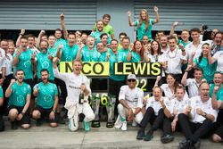 Ganador de la carrera Nico Rosberg, Mercedes AMG F1 y Lewis Hamilton celebra con equipo