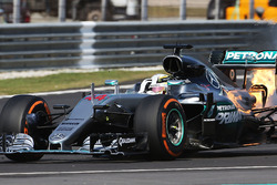 Lewis Hamilton, Mercedes AMG F1 W07 Hybrid si ritira dalla gara per la rottura del motore