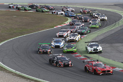 Start: #88 AKKA ASP Mercedes AMG GT3: Tristan Vautier, Felix Rosenqvist aan de leiding