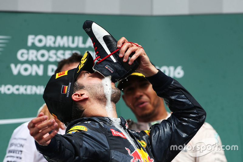 Podio: Daniel Ricciardo, Red Bull Racing celebra su segunda posición bebiendo champán de su bota