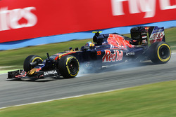 Carlos Sainz Jr., Scuderia Toro Rosso STR11, blockiert ein Rad beim Bremsen