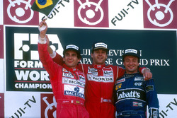 Podium: 1. Gerhard Berger, McLaren; 2. und Weltmrister Ayrton Senna, McLaren; 3. Riccardo Patrese, W