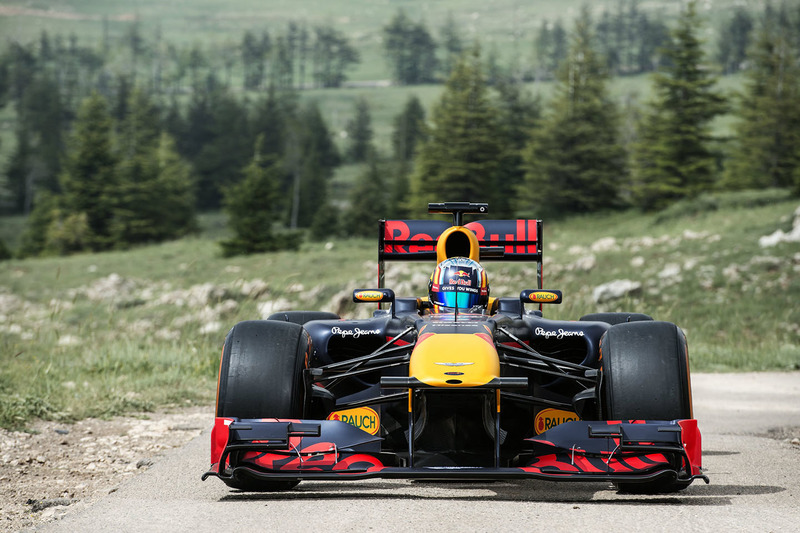 Carlos Sainz Jr. guida la Red Bull RB7 nella Foresta dei cedri di Dio, Libano