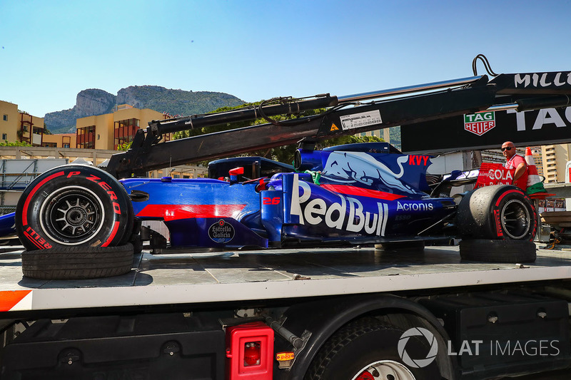 El coche de Daniil Kvyat, Scuderia Toro Rosso STR12 es recuperado