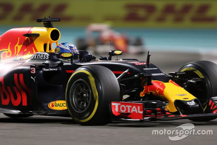 Daniel Ricciardo, que largou em terceiro, não conseguiu se manter à frente de Vettel e Verstappen, terminando em quinto.