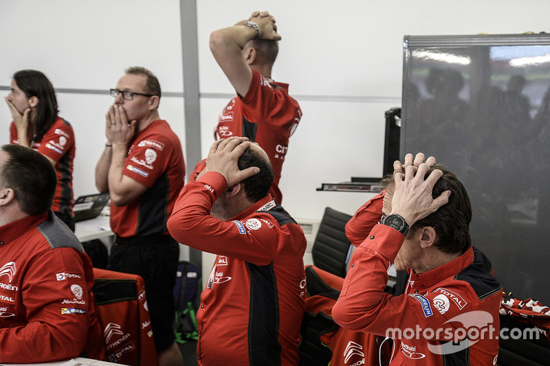 Citroën World Rally Team reacciona al ver el final de carrera de Meeke