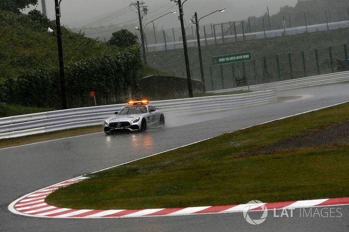 Safety Car bajo la lluvia