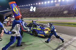 Chase Elliott, Hendrick Motorsports Chevrolet makes a pit stop, Sunoco