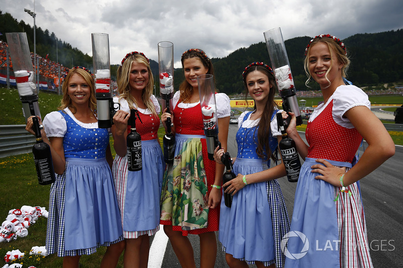 A group of promotional girls, T-shirt guns