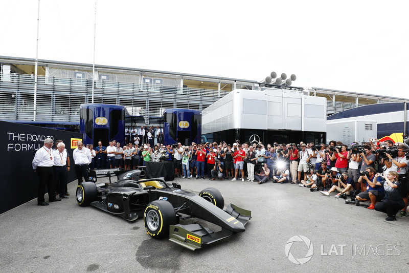 El nuevo auto de F2 en el paddock