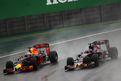 (Зліва направо): Даніель Ріккардо, Red Bull Racing RB12 та Данііл Квят, Scuderia Toro Rosso STR11, б