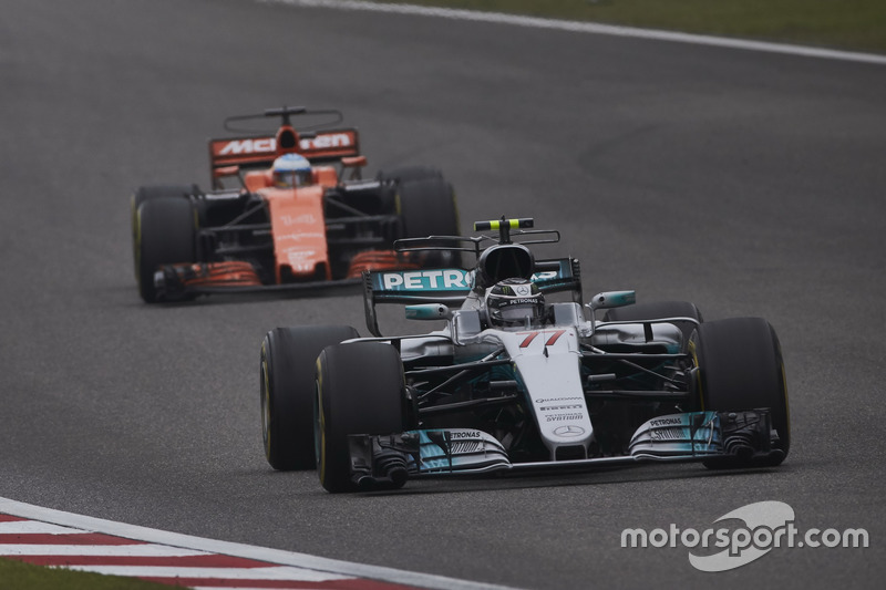 Valtteri Bottas, Mercedes AMG F1 W08, leads Fernando Alonso, McLaren MCL32