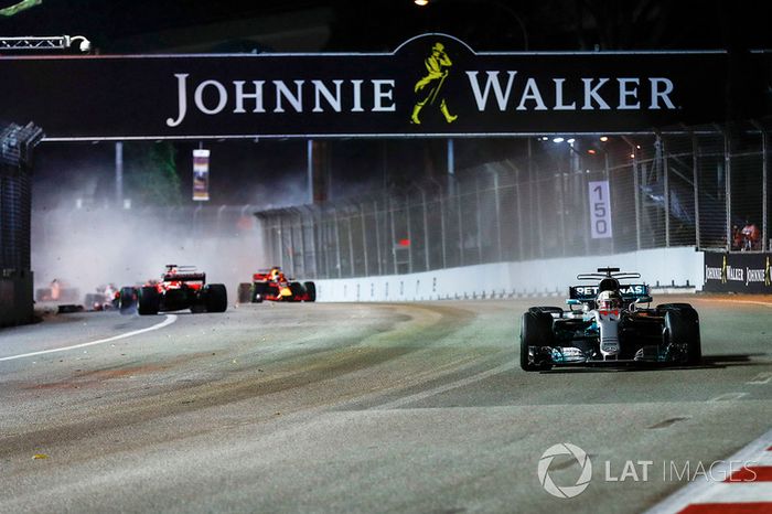  Lewis Hamilton, Mercedes AMG F1 W08, as Sebastian Vettel, Ferrari SF70H, Kimi Raikkonen, Ferrari SF70H, Max Verstappen, Red Bull Racing RB13, crash out behind them