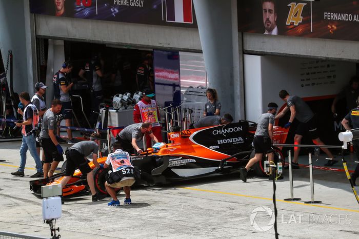 Fernando Alonso, McLaren MCL32 empujado por los mecánicos