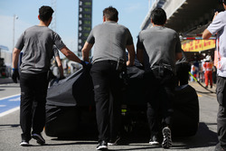 Інженери McLaren штовхають McLaren MCL32 Фернандо Алонсо