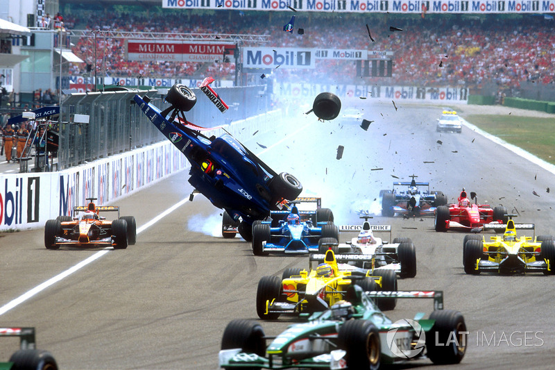 Luciano Burti, Prost AP04, después de chocar contra la parte trasera del Ferrari de Michael Schumacher