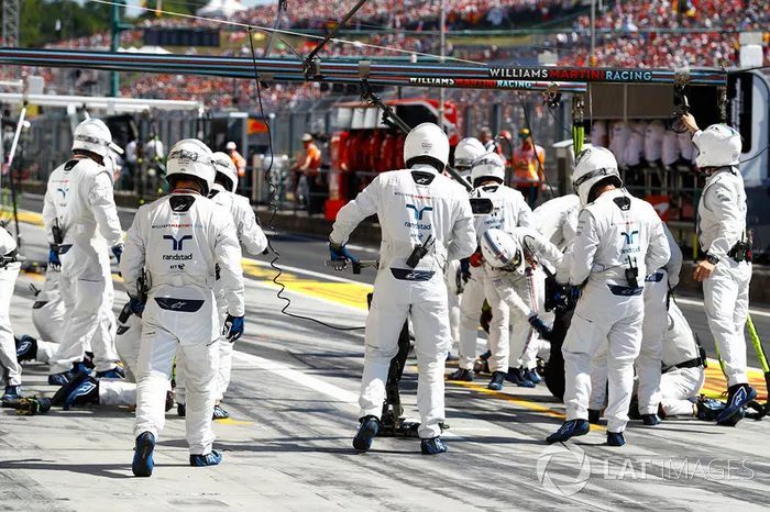Los miembros del equipo Williams en acción