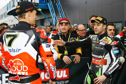 Le poleman Jonathan Rea, Kawasaki Racing, Chaz Davies, Ducati Team dans le Parc Fermé