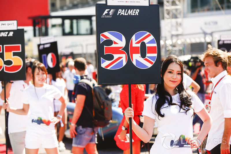 Le grid girl di  Jolyon Palmer, Renault Sport F1 Team, Carlos Sainz Jr., Scuderia Toro Rosso