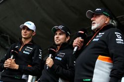 Sergio Pérez, Esteban Ocon y Dr. Vijay Mallya, dueño de Sahara Force India Formula One Team