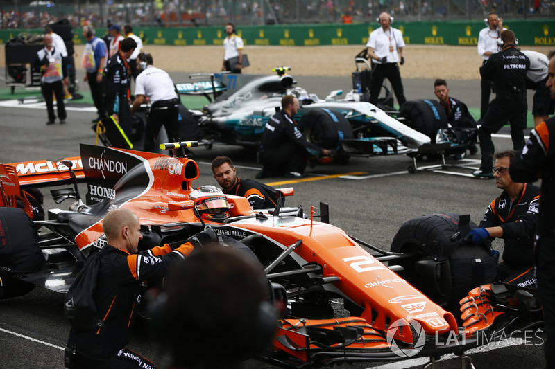 Stoffel Vandoorne, McLaren MCL32, lines-up ahead of Valtteri Bottas, Mercedes AMG F1