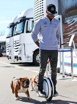 Lewis Hamilton, Mercedes AMG F1 su un hoverboard nel paddock con il cane Roscoe e Coco