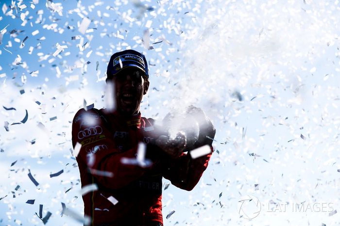 Lucas di Grassi, ABT Schaeffler Audi Sport, rocía la Champaña en el podio