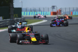 Max Verstappen, Red Bull Racing RB13, Lewis Hamilton, Mercedes AMG F1 W08, Carlos Sainz Jr., Scuderi
