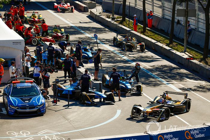 Sébastien Buemi, Renault e.Dams, sube a su vehículo durante una parada en boxes