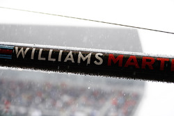 Un logo Williams dans les stands