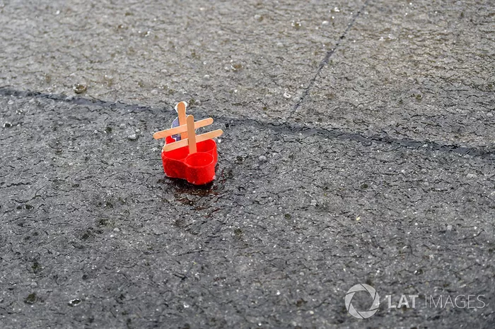 Lluvia y un barco de plástico en el pitlane