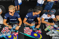 Marcus Ericsson, Sauber and Pascal Wehrlein, Sauber sign autographs for the fans