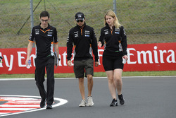 Sergio Pérez, Force India y Bernie Collins, Force India ingeniero de estrategia camina en la pista