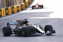Lewis Hamilton, Mercedes AMG F1 W08 voor Sebastian Vettel, Ferrari SF70H